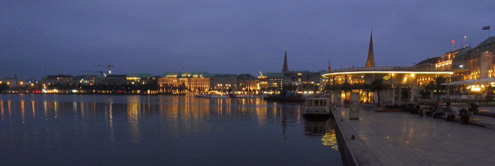 n evening view of Lake Alster.